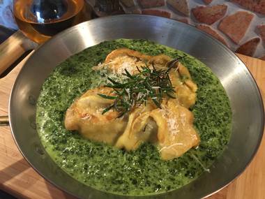 Schwäbische Maultaschen auf frischem Rahmspinat