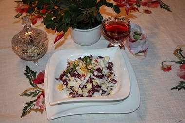 Radicchio-Chiccoree-Salat und Früchten