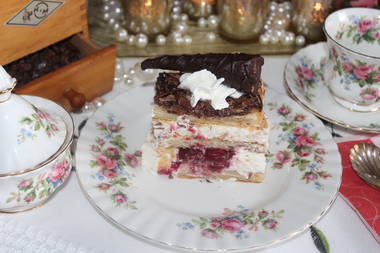 Schwarzwälder Kirsch-Sahneschnitte mit Blätterteig