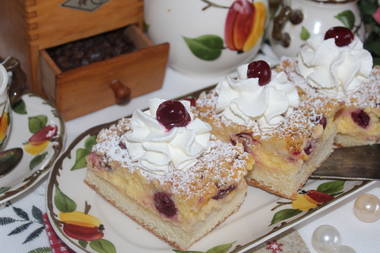 Omas lecker gefüllte Schwarzwälder Kirsch-Streußelschnitten