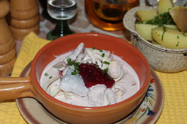 Schwarzw&auml;lder Matjes-T&ouml;pfle mit Wildpreiselbeeren