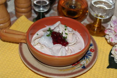 Schwarzw&auml;lder Matjes-T&ouml;pfle mit Preiselbeeren