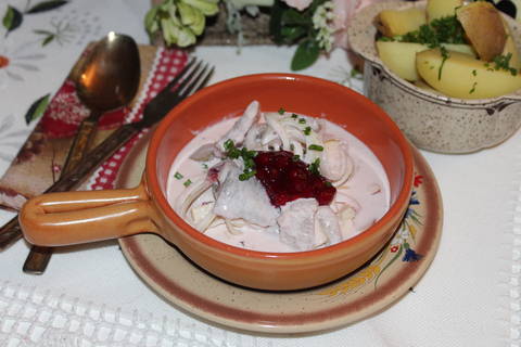 Schwarzwälder Matjes-Töpfle mit Wildpreiselbeeren und Apfel