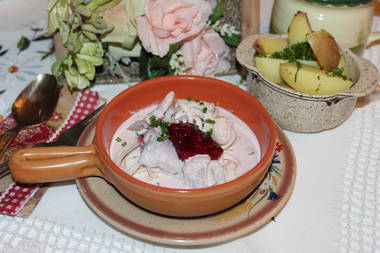 Matjes-T&ouml;pfle mit Wildpreiselbeeren und Bratapfel