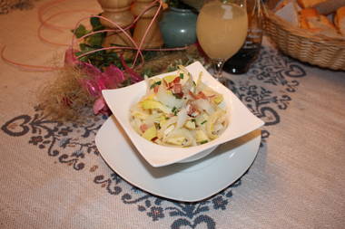 Schwarzwälder Chicoree-Salat mit Früchten