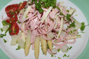 Wurstsalat mit Spargel 