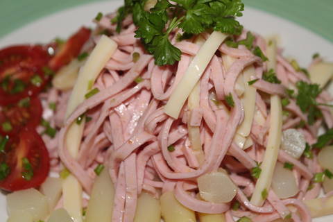 Wurstsalat mit Spargeln und Emmentaler Käse