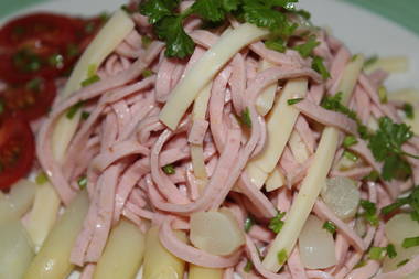 Wurstsalat mit Spargel und Bergkäse
