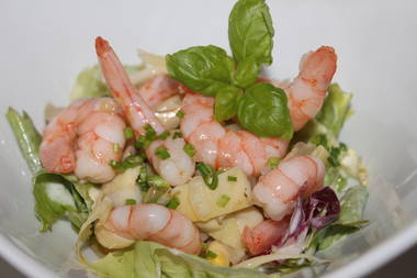 Shrimps auf Frühlingssalat mit einer Senf-Öl-Marinade