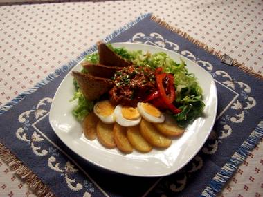 Thunfischsalat mit gebratenen Äpfeln und Ei