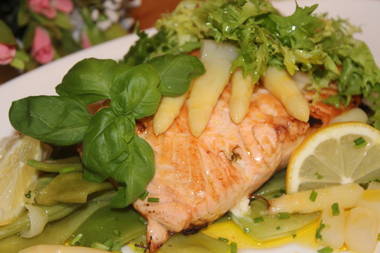 Lachs auf Zuckerbohnen und Spargel