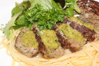 Hackbraten mit Kräuterpesto