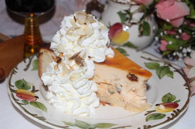 Tante Fannys Schwerer Käsekuchen mit Rosinen und Äpfel