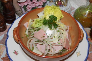 Bunter Wurstsalat mit Apfel und Käse