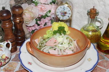 Bunter Wurstsalat mit Käse