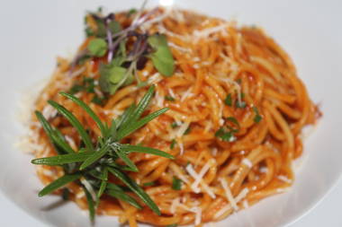 Paprika-Spaghetti mit Thunfisch