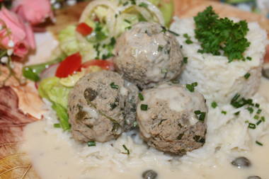 Badische Thunfischklopse mit Thunfisch-Kapernso&szlig;e