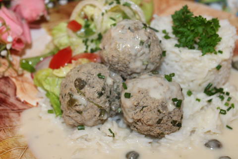 Badische Thunfischklopse mit Thunfisch-Kapernsoße