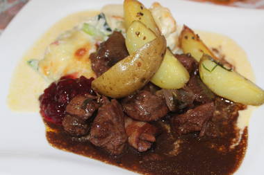 Rehgulasch mit Burgundersoße