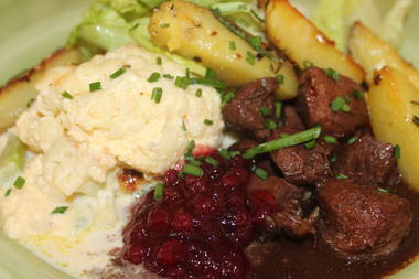 Rehgulasch mit Kartoffelgratin