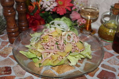 Opas Wurst-Kartoffelsalat mit Essiggurken