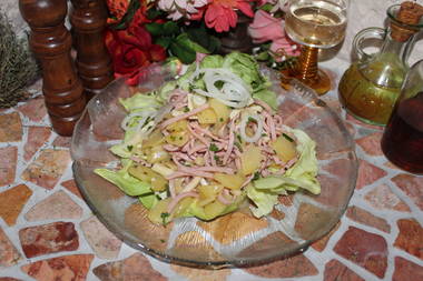 Opas Wurst-Kartoffelsalat mit Senfgurken
