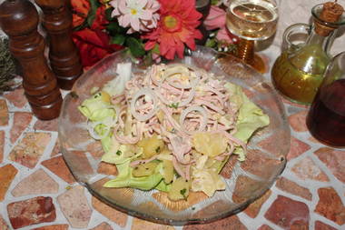 Gourmetsalat mit Käse und Kapern