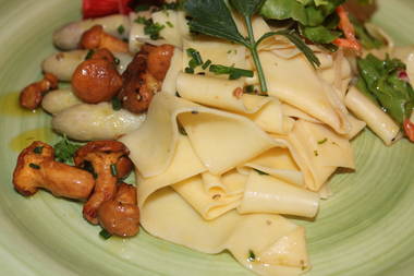 Feldberger Bandnudeln mit Kräuterbutter und Pfifferlingen