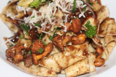 Jäger-Nudeln mit Wildschweinragout und frischen Pfifferlingen