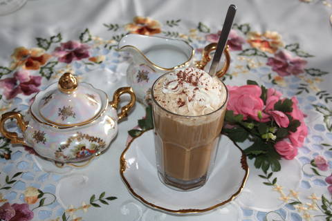 Schwarzwälder Mandel-Kaffee mit Sahnehaube