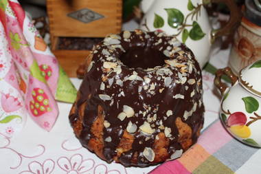 Schwarzwälder Blaubeer-Gugelhupf mit Mandeln