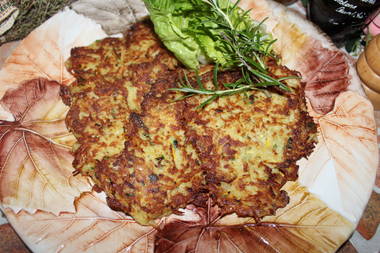 Zucchinipuffer mit gelben Zucchini