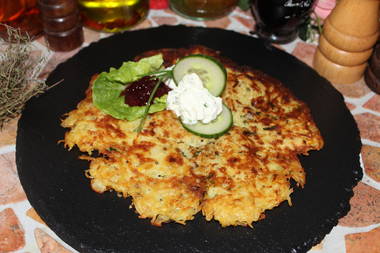 Gelbe Zucchini-Puffer mit Emmentaler-Käse