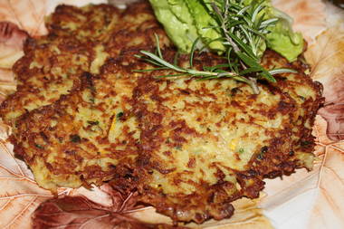 Kartoffelpuffer mit Oliven und Käse