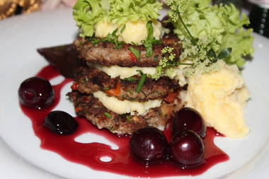 Schwarzw&auml;lder Hackfleischtaler mit Kirschen