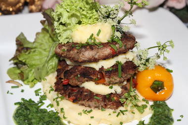 Hackfleischtaler mit Bananen-Kartoffelbrei