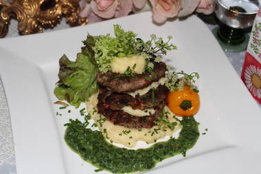 Hackfleischtaler mit Rahm-Spinat und Kartoffelbrei