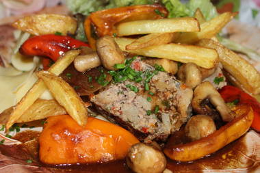 Jägerbraten mit selbstgemachten Country-Pommes Frites