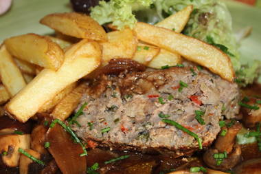 Schwarzwälder Hackbraten mit selbstgemachten Country-Pommes Frites