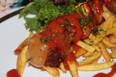 Schaschlick mit Arnos Spezialsoße und Pommes Frites