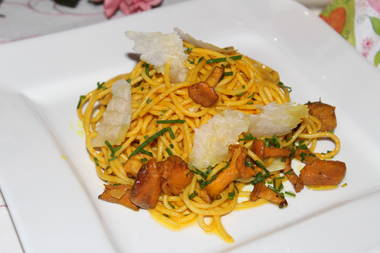Safran-Spaghetti mit Pfifferlingen und Parmesan