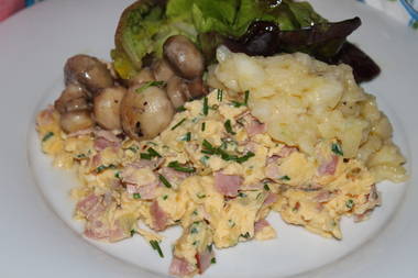 Rühreier mit mit Schinken und kleinen Champignonköpfen