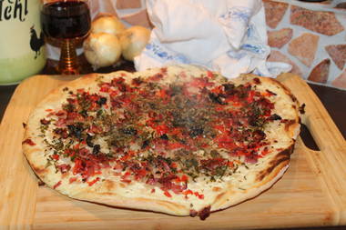 Flammkuchen mit Speck, Paprika und Oliven