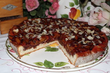 Omas Zwetschgenkuchen mit Butter-Nusshefeboden