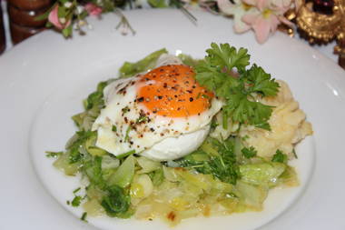 Büffel-Mozzarella mit Spiegelei auf Lauch-Mangoldgemüse