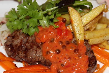 Rinderfilet mit roter Paprika-Pfeffersoße