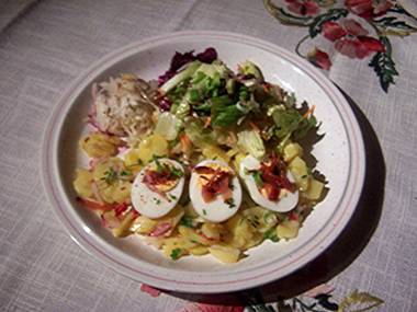 Kartoffelsalat mit frischen Eiern