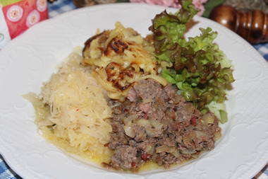 Geräucherte Leberwurst mit Schwarzwälder Schinkenspeck und Apfel