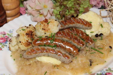 Schwarzwälder Majoran Würstle mit Sauerkraut, Zwiebeln und Kartoffelbrei