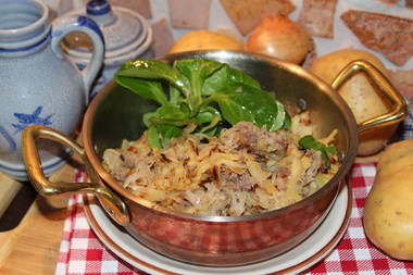 Schlachtplatten-Töpfle mit Röstkartoffeln, geräucherter Leberwurst und Sauerkraut